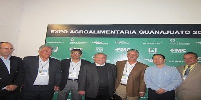 Raul-Allende-con-investigadores-de-IBT-UNAM-2