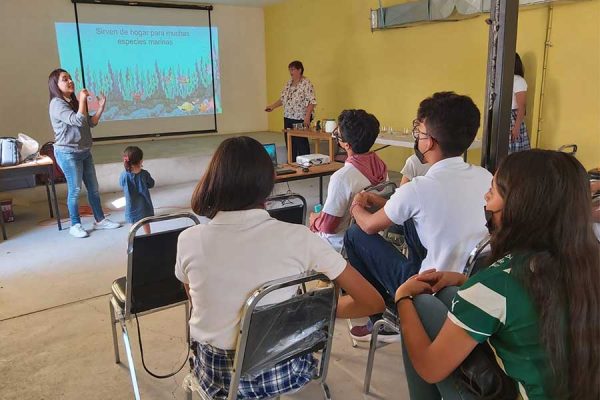 IMPARTEN TALLER A NIÑOS(AS) Y JÓVENES CON DISCAPACIDAD AUDITIVA