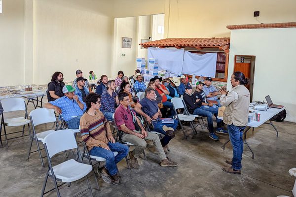 IMPARTEN TALLER DE MICROORGANISMOS BENÉFICOS PARA LA AGRICULTURA