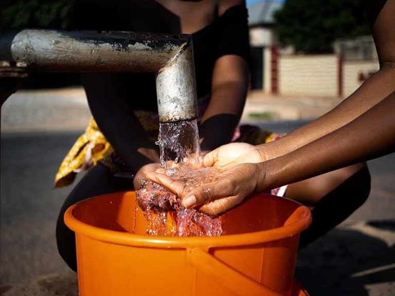 LA POBREZA Y SU RELACIÓN CON EL AGUA