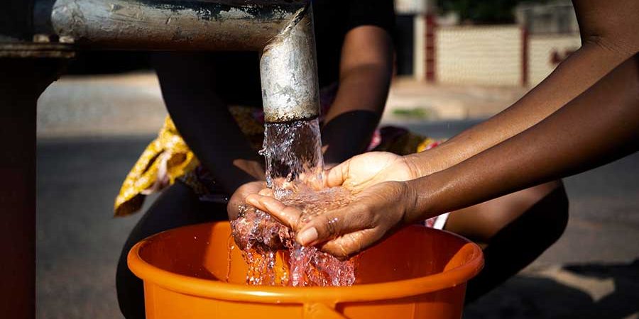 LA POBREZA Y SU RELACIÓN CON EL AGUA
