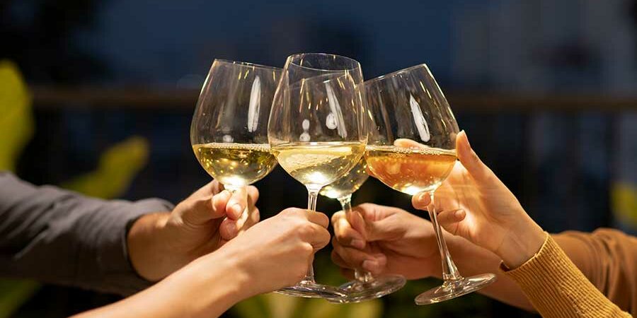 EL CONSUMO DE BEBIDAS ALCOHÓLICAS ACUMULADO A LO LARGO DE LA VIDA AUMENTA EL RIESGO DE CÁNCER DE MAMA